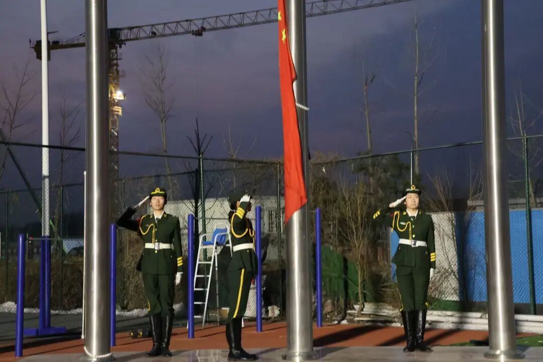 “齐颂中华”国旗下的“铸牢”课堂：体育学院学子向国旗致敬！